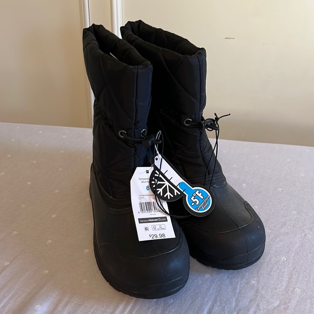 BNWT snow boots. Size 6.